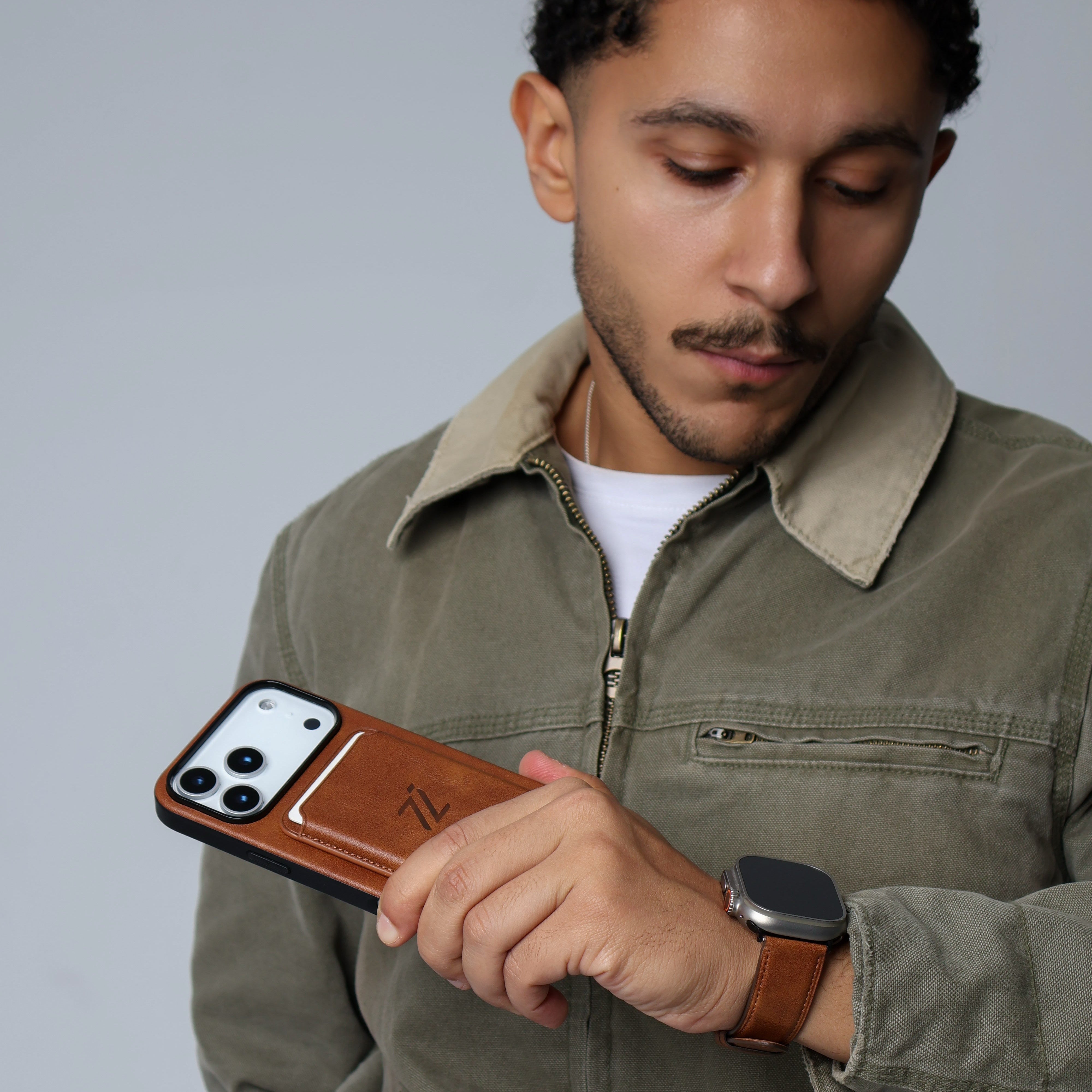 Classic Brown - IZONE Magsafe Case + Apple Watch Strap